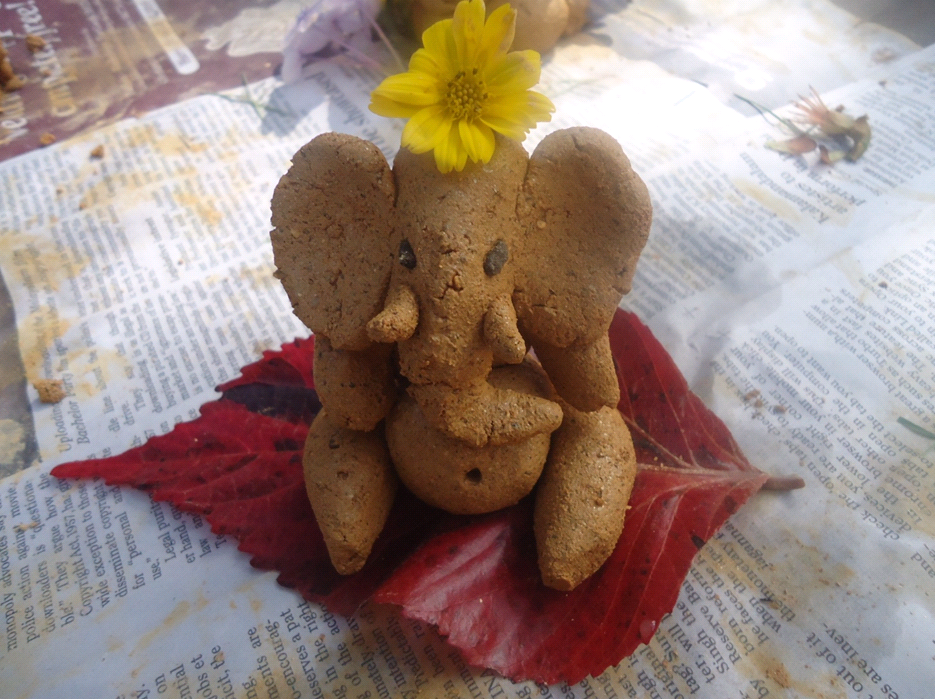 Eco art tutorial-Eco friendly Ganesha Idol-Adorning with flower