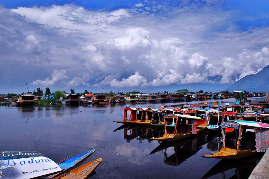 Dal Lake Kashmir - Places to visit in Kashmir