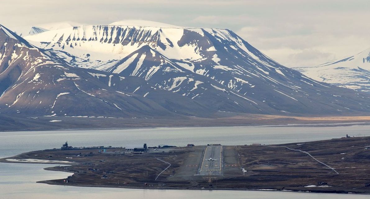 Svalbard_Airport,_Longyear_overview